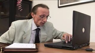 Ribi MILF titkárnő cidázza ki a mocskos főnökét 4k pornó
